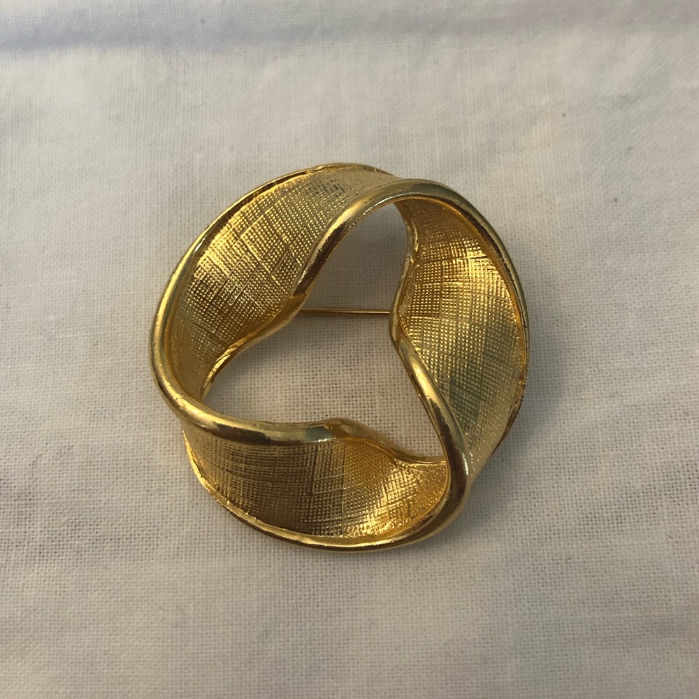 Napier Vintage Ribbon Circle Twisted Brooch Pin Swirl Textured Goldstone